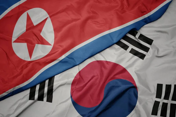 Ondeando colorida bandera de Corea del Sur y bandera nacional de Corea del Norte . — Foto de Stock