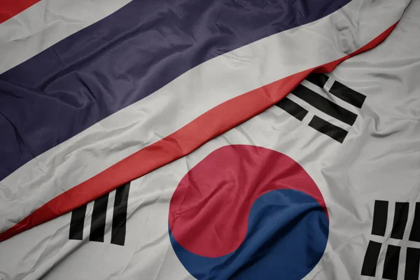 Acenando bandeira colorida da Coréia do Sul e bandeira nacional da Tailândia . — Fotografia de Stock