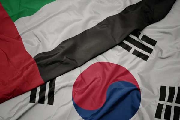 Розмахуючи барвистий Прапор Південної Кореї і Національний прапор Об'єднаних Арабських Еміратів. — стокове фото