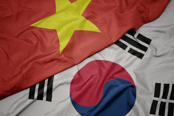 Ondeando colorida bandera de Corea del Sur y bandera nacional de Vietnam . — Foto de Stock