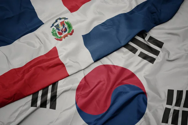 Ondeando colorida bandera de Corea del Sur y bandera nacional de la República Dominicana . — Foto de Stock