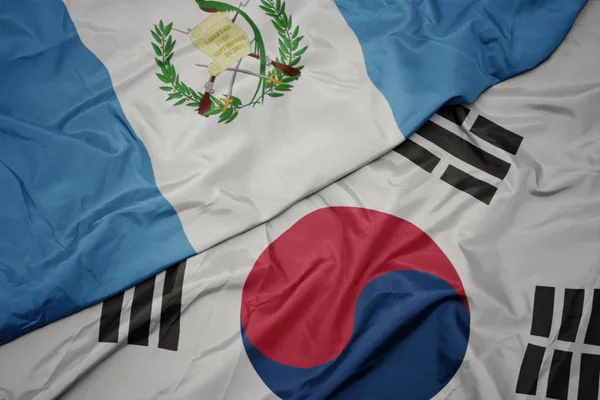 Mávající barevná vlajka Jižní Koreje a národní vlajka Guatemaly. — Stock fotografie