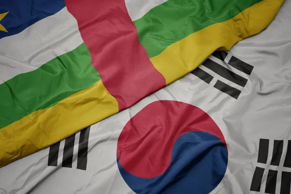 Ondeando colorida bandera de Corea del Sur y bandera nacional de la República Centroafricana . — Foto de Stock