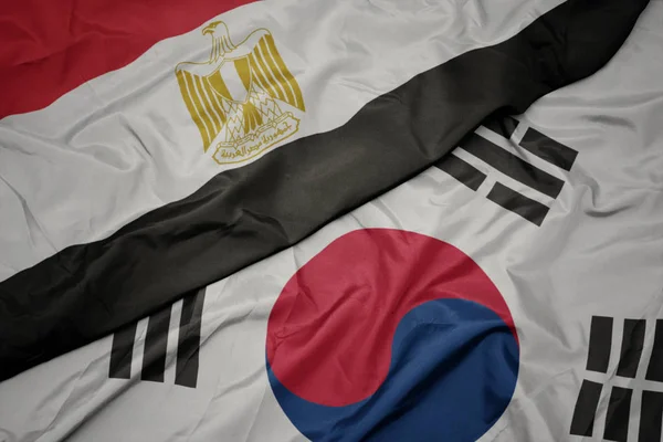 Ondeando colorida bandera de Corea del Sur y bandera nacional de Egipto  . — Foto de Stock