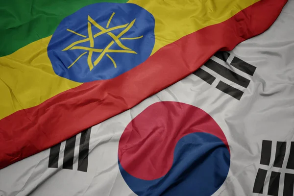 Ondeando colorida bandera de Corea del Sur y bandera nacional de Etiopía  . — Foto de Stock
