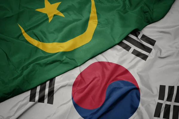 Falujące kolorowe flagi Korei Południowej i flagi narodowej Mauretanii. — Zdjęcie stockowe