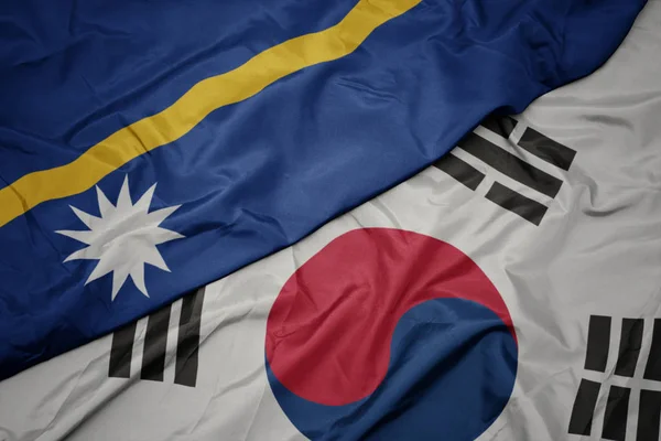 Ondeando colorida bandera de Corea del Sur y bandera nacional de Nauru  ,. — Foto de Stock