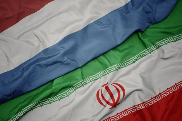 İran ve lüksemburg ulusal bayrağı renkli bayrak sallayarak. — Stok fotoğraf