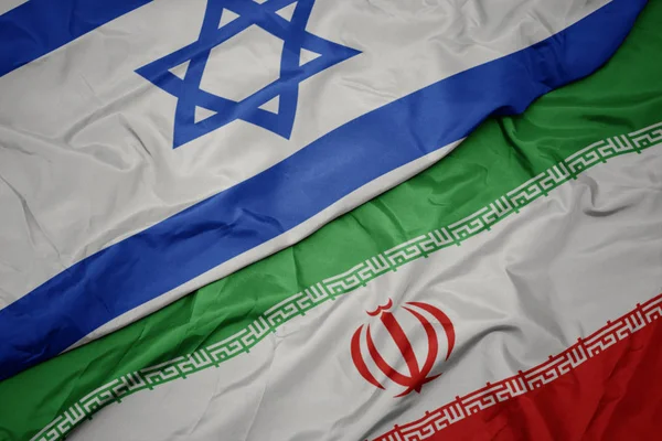 Agitant le drapeau coloré de l'iran et le drapeau national d'Israël . — Photo