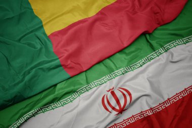 İran ve benin ulusal bayrağı renkli bayrak sallayarak.