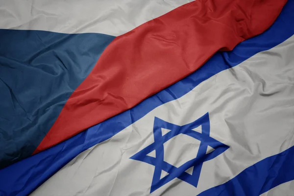 Agitant le drapeau coloré d'Israël et le drapeau national de la République tchèque . — Photo