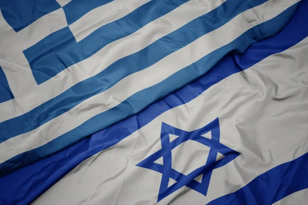 Acenando bandeira colorida de israel e bandeira nacional da grécia . — Fotografia de Stock