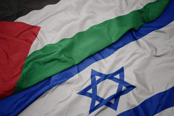 Acenando bandeira colorida de Israel e bandeira nacional da Palestina . — Fotografia de Stock