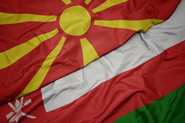 umman renkli bayrak ve makedonya ulusal bayrağı sallayarak.