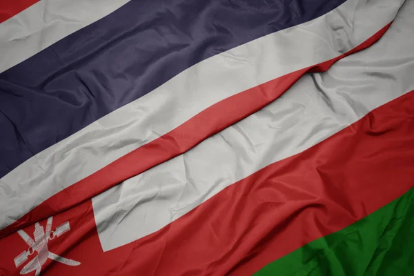 Az Ománi zászló színpompás zászlaja és Thaiföld nemzeti zászlaja. — Stock Fotó