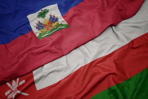 Κυματιστή σημαία του Ομάν και της εθνικής σημαίας της Αϊτής. — Φωτογραφία Αρχείου