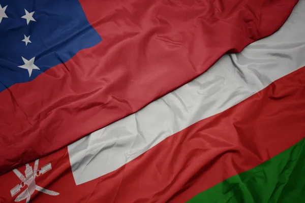 Κυματιστή σημαία του Ομάν και την εθνική σημαία των Σαμόα . — Φωτογραφία Αρχείου