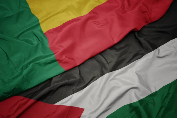 パレスチナのカラフルな旗とベナンの国旗を振る. — ストック写真