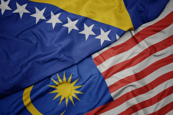 Размахивая красочным флагом Малайзии и национальным флагом Боснии и Герцеговины . — стоковое фото