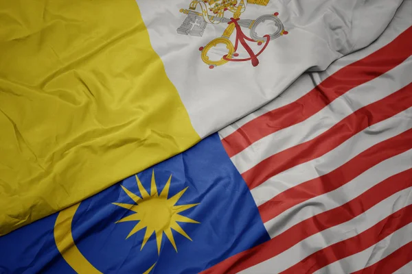 Malezya renkli bayrak ve Vatikan şehrinin ulusal bayrağı sallayarak. — Stok fotoğraf
