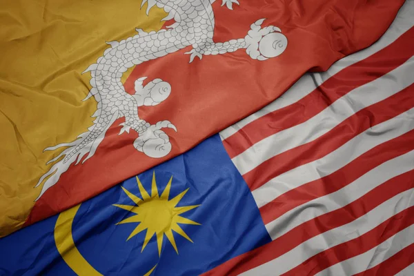 Размахивая красочным флагом Малайзии и национальным флагом Бутана . — стоковое фото