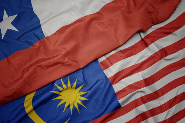 Sventolando bandiera colorata della Malesia e bandiera nazionale del Cile . — Foto Stock