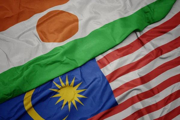 Schwenken bunte malaysische und nigerianische Nationalflagge. — Stockfoto