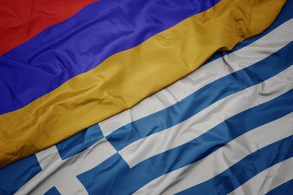 Acenando bandeira colorida da Grécia e bandeira nacional da Arménia . — Fotografia de Stock