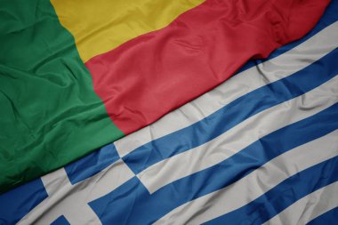 yunanistan ve benin ulusal bayrağı renkli bayrak sallayarak.