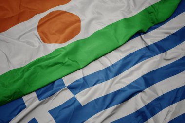 yunanistan ve nijer ulusal bayrağı renkli bayrak sallayarak.