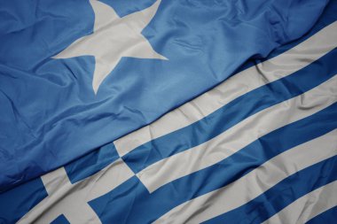 yunanistan ve somali ulusal bayrağı renkli bayrak sallayarak.