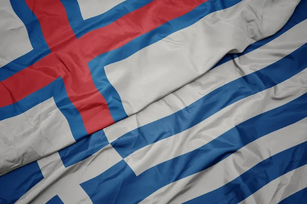 Acenando bandeira colorida da grécia e bandeira nacional das ilhas faroé . — Fotografia de Stock