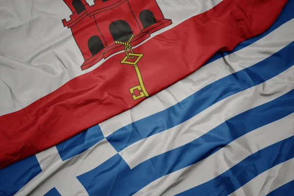 Sventolando bandiera colorata di Grecia e bandiera nazionale di gibraltar . — Foto Stock