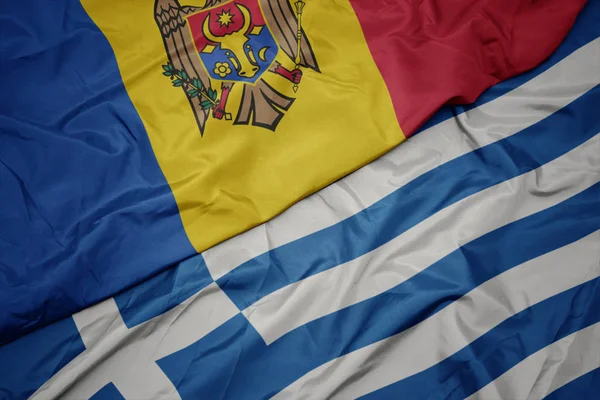Schwenken bunte Flagge von Griechenland und Nationalflagge von Moldawien. — Stockfoto