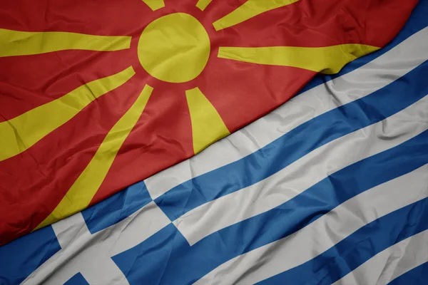 ギリシャのカラフルな旗とマケドニアの国旗を振る. — ストック写真