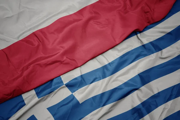 Acenando bandeira colorida da grécia e bandeira nacional da Polônia . — Fotografia de Stock