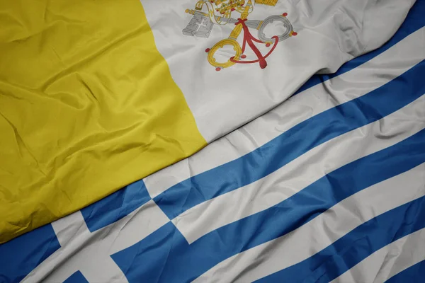 Görögország színes zászlója és Vatikánváros nemzeti zászlaja. — Stock Fotó