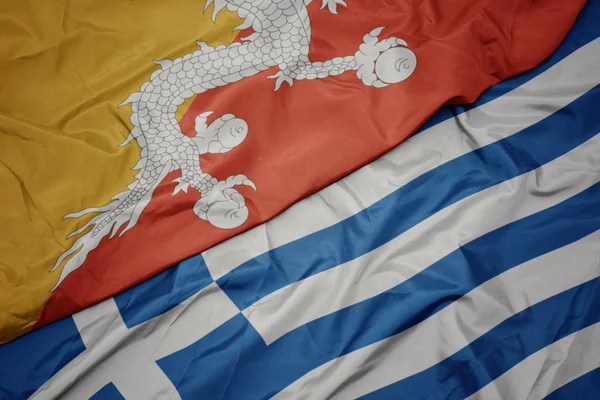 Размахивая красочным флагом Греции и национальным флагом Бутана . — стоковое фото