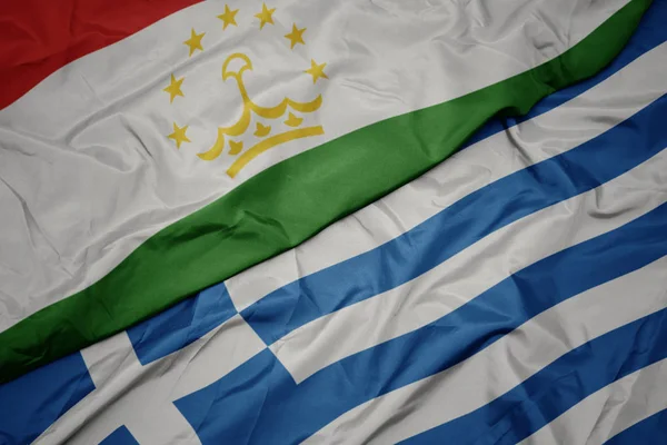 Yunanistan ve tacikistan ulusal bayrağı renkli bayrak sallayarak. — Stok fotoğraf
