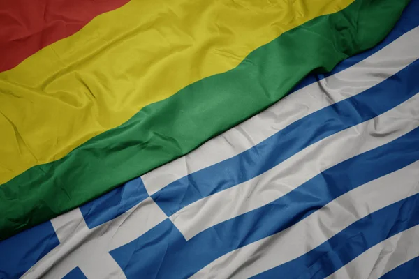 Acenando bandeira colorida da grécia e bandeira nacional da bolívia . — Fotografia de Stock