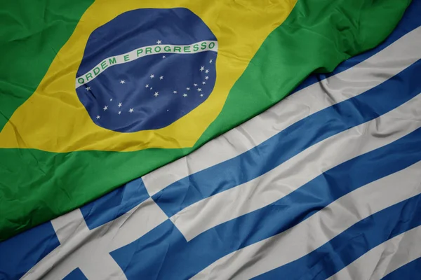 Acenando bandeira colorida da grécia e bandeira nacional do brasil . — Fotografia de Stock