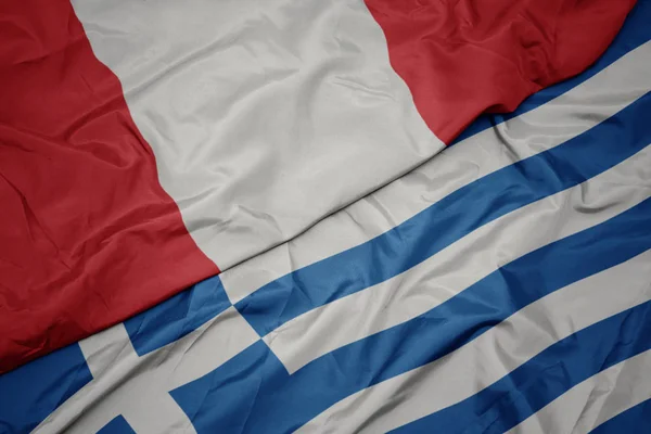 Schwenken bunte Flagge von Griechenland und Nationalflagge von Peru. — Stockfoto