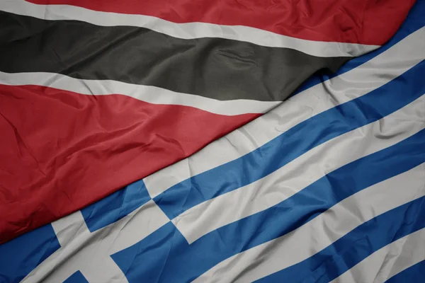 Acenando bandeira colorida da grécia e bandeira nacional de trinidad e tobago . — Fotografia de Stock