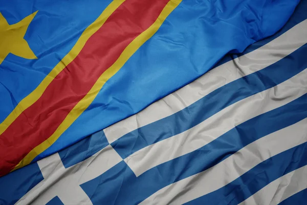 Agitant drapeau coloré de la Grèce et drapeau national de la république démocratique du congo . — Photo
