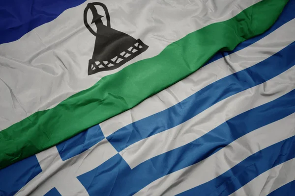 Vinka färgglada flagga av Grekland och nationella flaggan i Lesotho. — Stockfoto