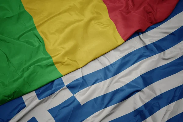 Acenando bandeira colorida da grécia e bandeira nacional do mali . — Fotografia de Stock