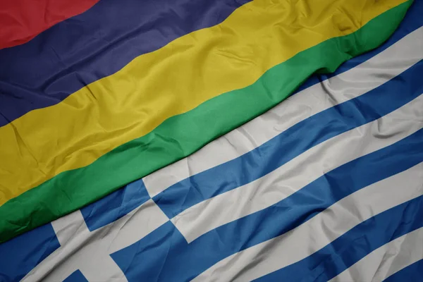 Acenando bandeira colorida da grécia e bandeira nacional de Mauritius . — Fotografia de Stock