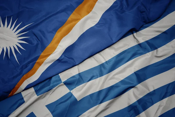 Yunanistan ve Marshall Adaları ulusal bayrağı renkli bayrak sallayarak .