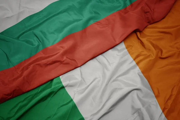 Mávající barevná vlajka Irska a národní vlajky Bulharska. — Stock fotografie
