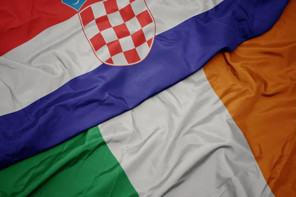 Mávající barvitá vlajka Irska a národní vlajka Chorvatska. — Stock fotografie